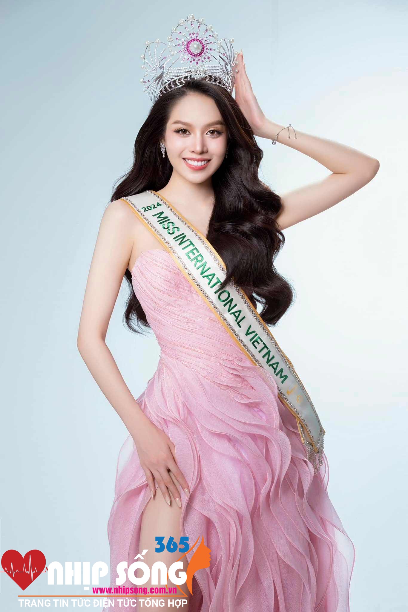 Hoa hậu Thanh Thủy tỏa sáng với chiếc vương miện dành cho Miss International.