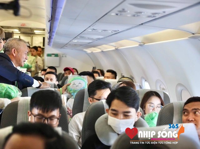 hủ tịch HĐQT Bamboo Airways trực tiếp gửi tặng hành khách món quà tri ân đặc biệt nhân dịp hãng tái khai thác đường bay thường lệ đến Thái Lan