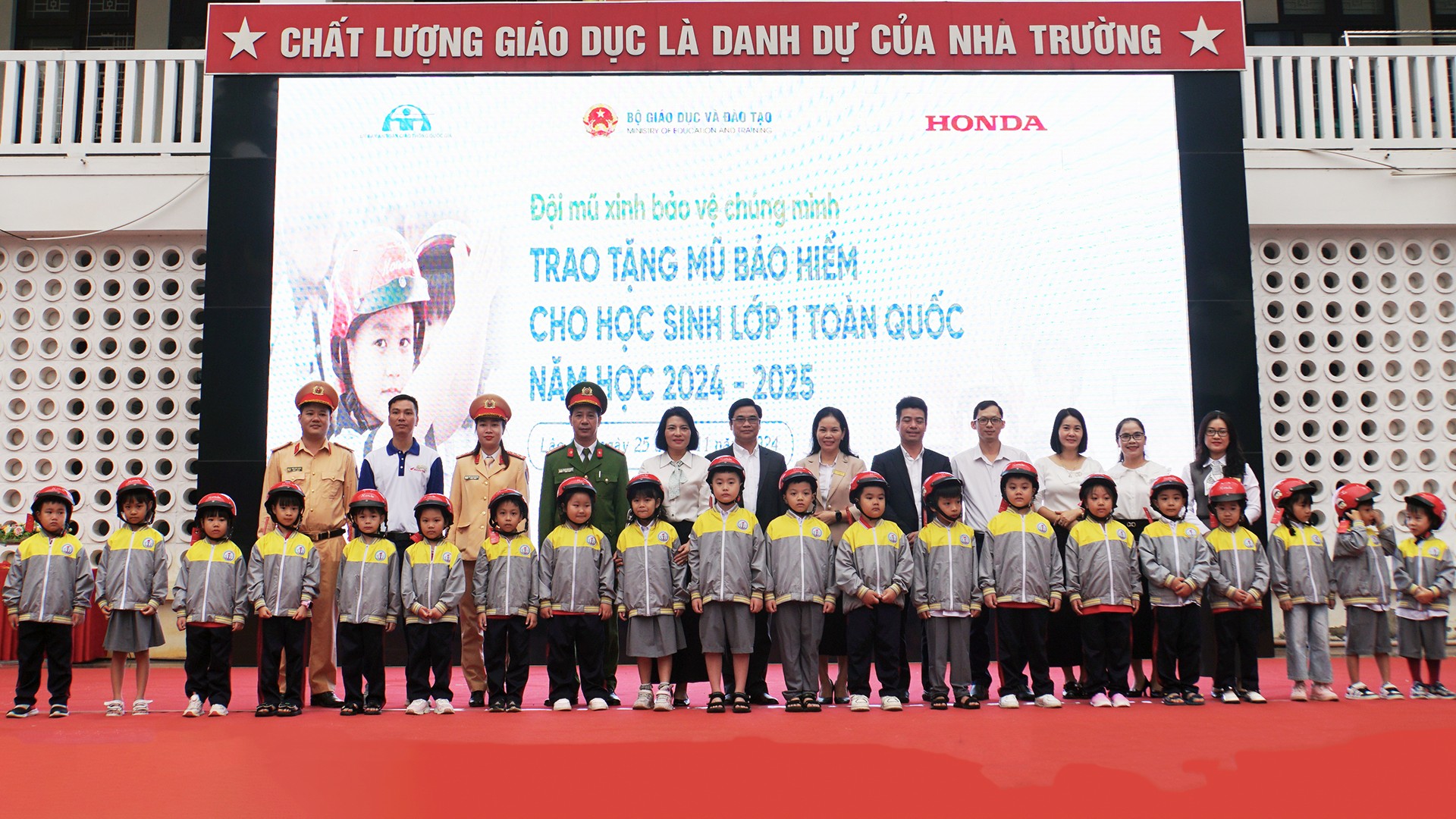 Trao tặng 201 mũ bảo hiểm cho học sinh lớp 1 Trường Tiểu học Nguyễn Du.