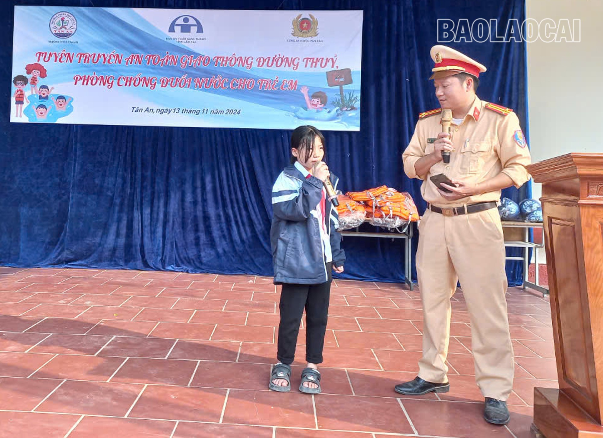 Học sinh hào hứng tham gia trả lời các câu hỏi liên quan đến an toàn giao thông đường thủy.