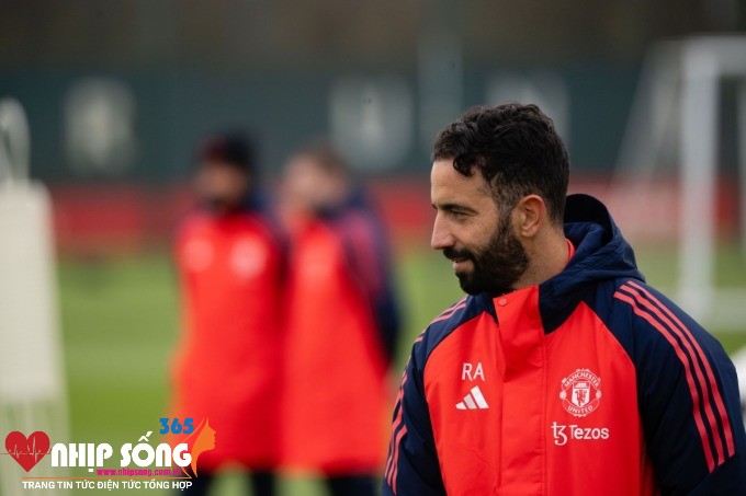 Ruben Amorim trong buổi tập đầu tiên tại Trung tâm Carrington ngày 18/11. Ảnh: Man Utd