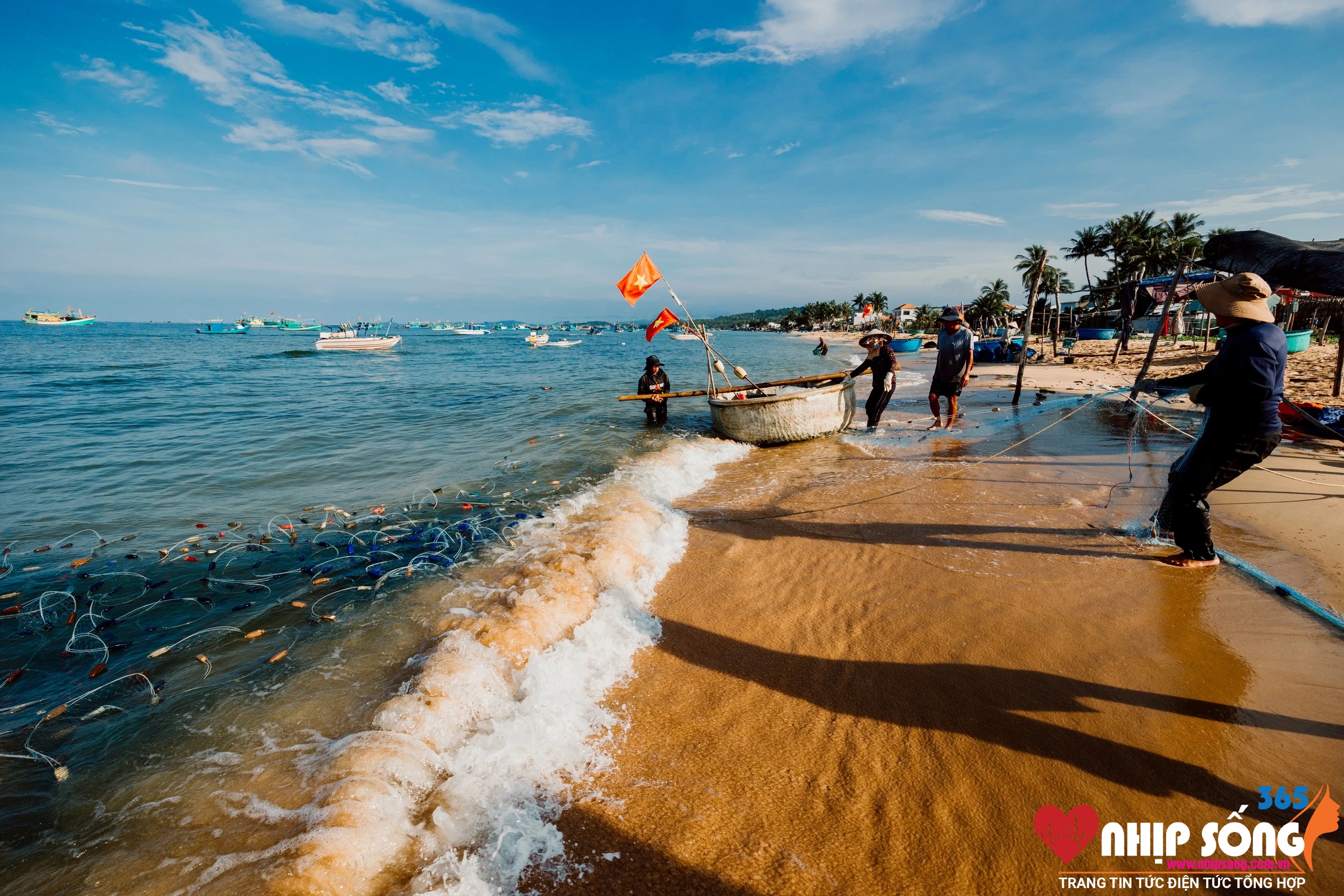 Làng chài Trần Phú (phường Dương Đông) kéo dài hơn 4 km với bãi biển trong xanh