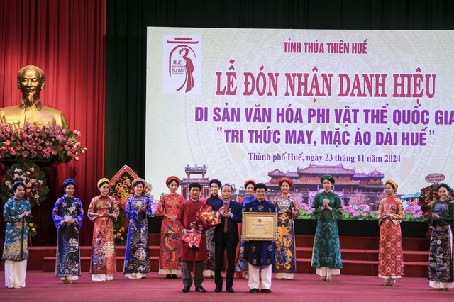 Đại diện lãnh đạo tỉnh, lãnh đạo ngành văn hóa Thừa Thiên Huế đón nhận danh hiệu Di sản văn hóa phi vật thể Quốc gia "Tri thức May và Mặc áo dài Huế".