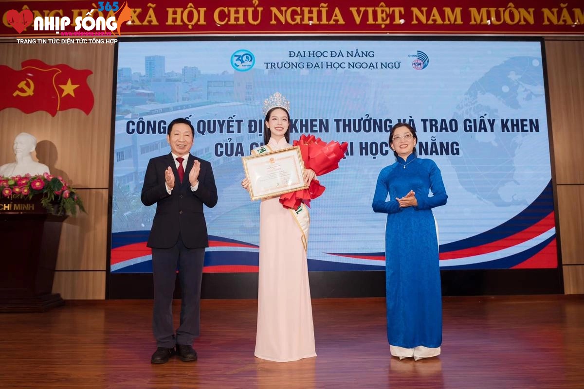 Hoa hậu Thanh Thủy nhận giấy khen và học bổng toàn phần chương trình Thạc sĩ từ Đại học Đà Nẵng.