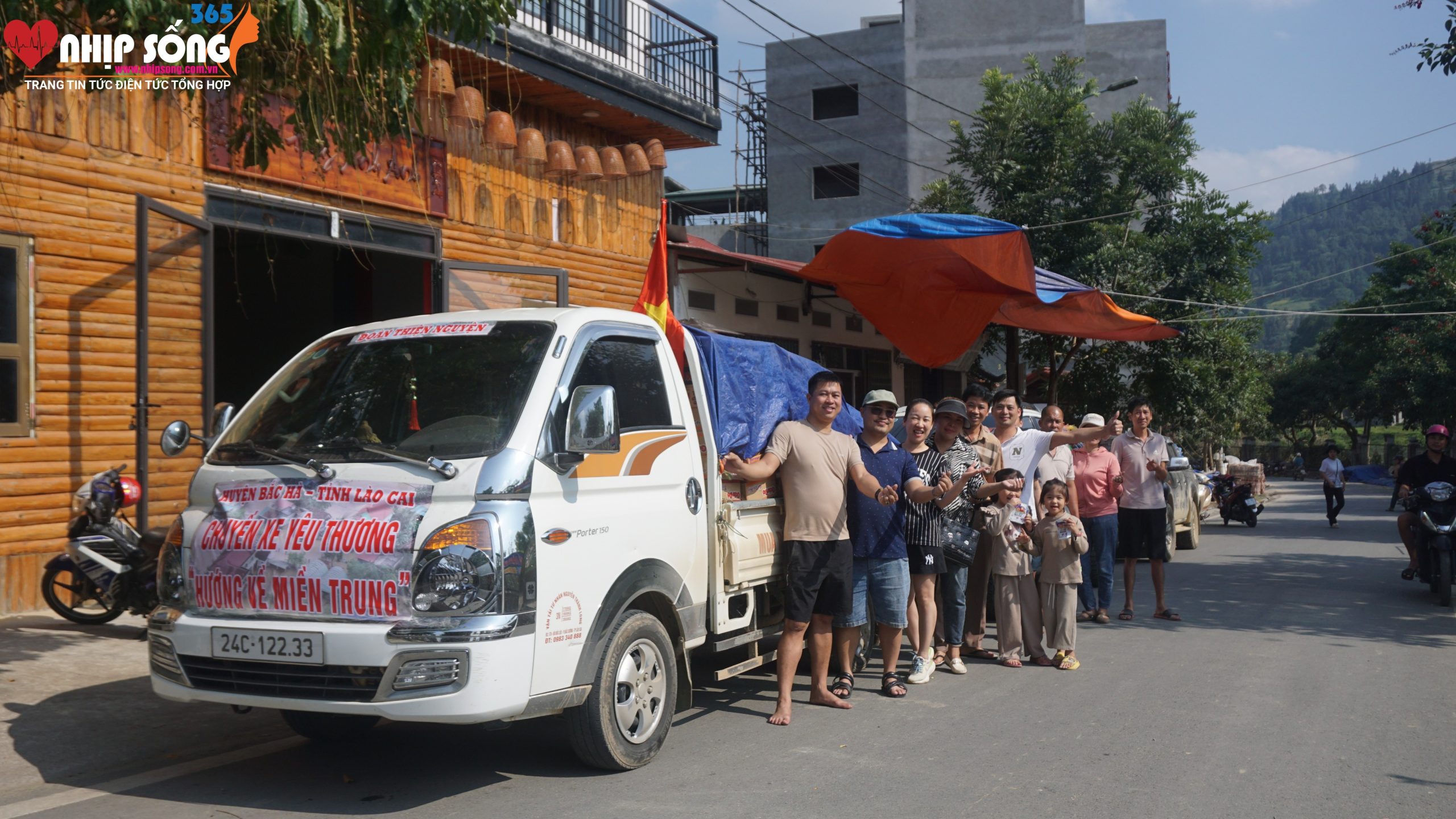 Những chuyến xe hướng về đồng bào miền Trung.