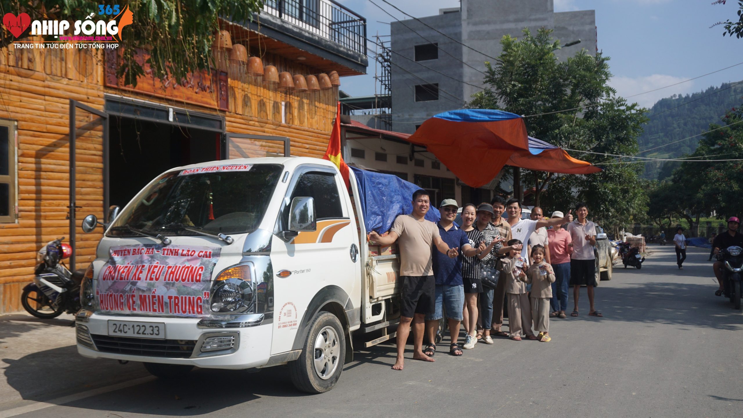 Những chuyến xe hướng về đồng bào miền Trung.