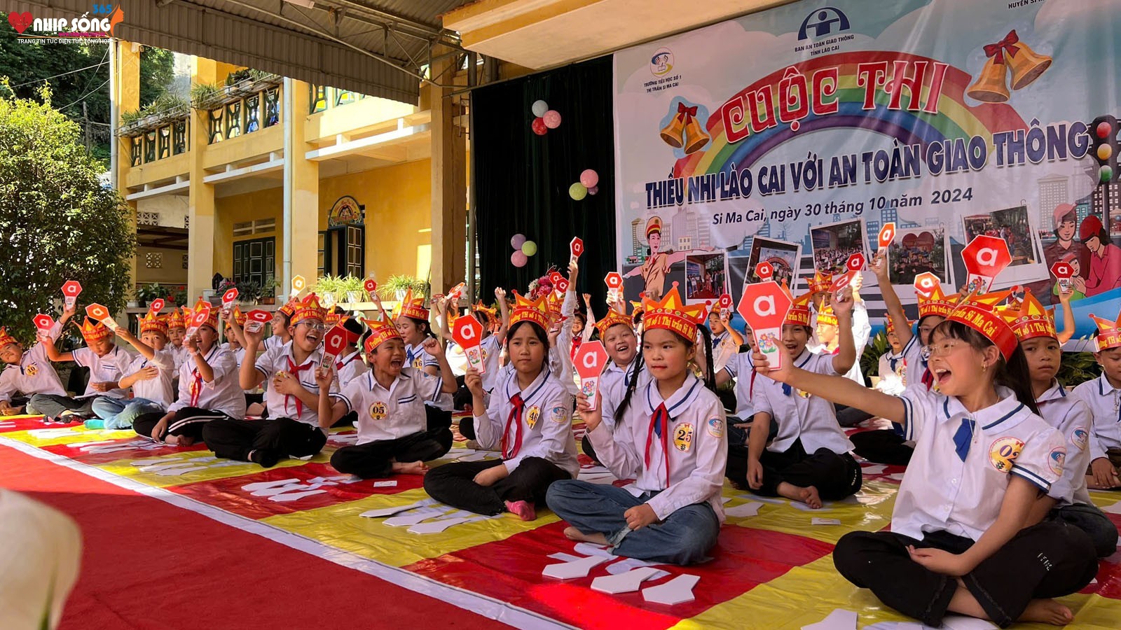 Các em học sinh tham gia phần thi rung chuông vàng.