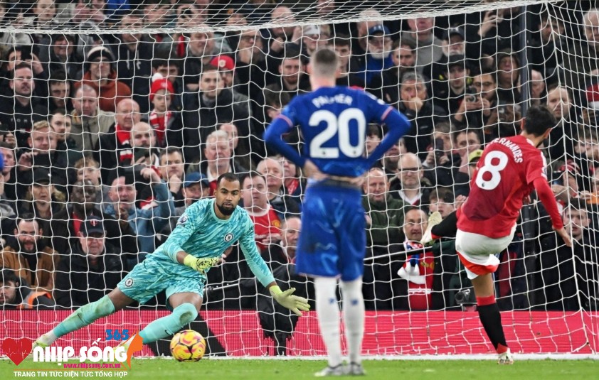 Bruno Fernandes mở tỉ số trên chấm phạt đền cho Man Utd. Ảnh: Getty