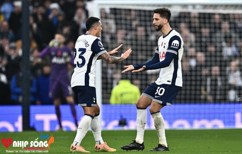 Bàn rút ngắn tỷ số của Bentancur là không đủ để Tottenham mang về điểm số (Ảnh: Getty).