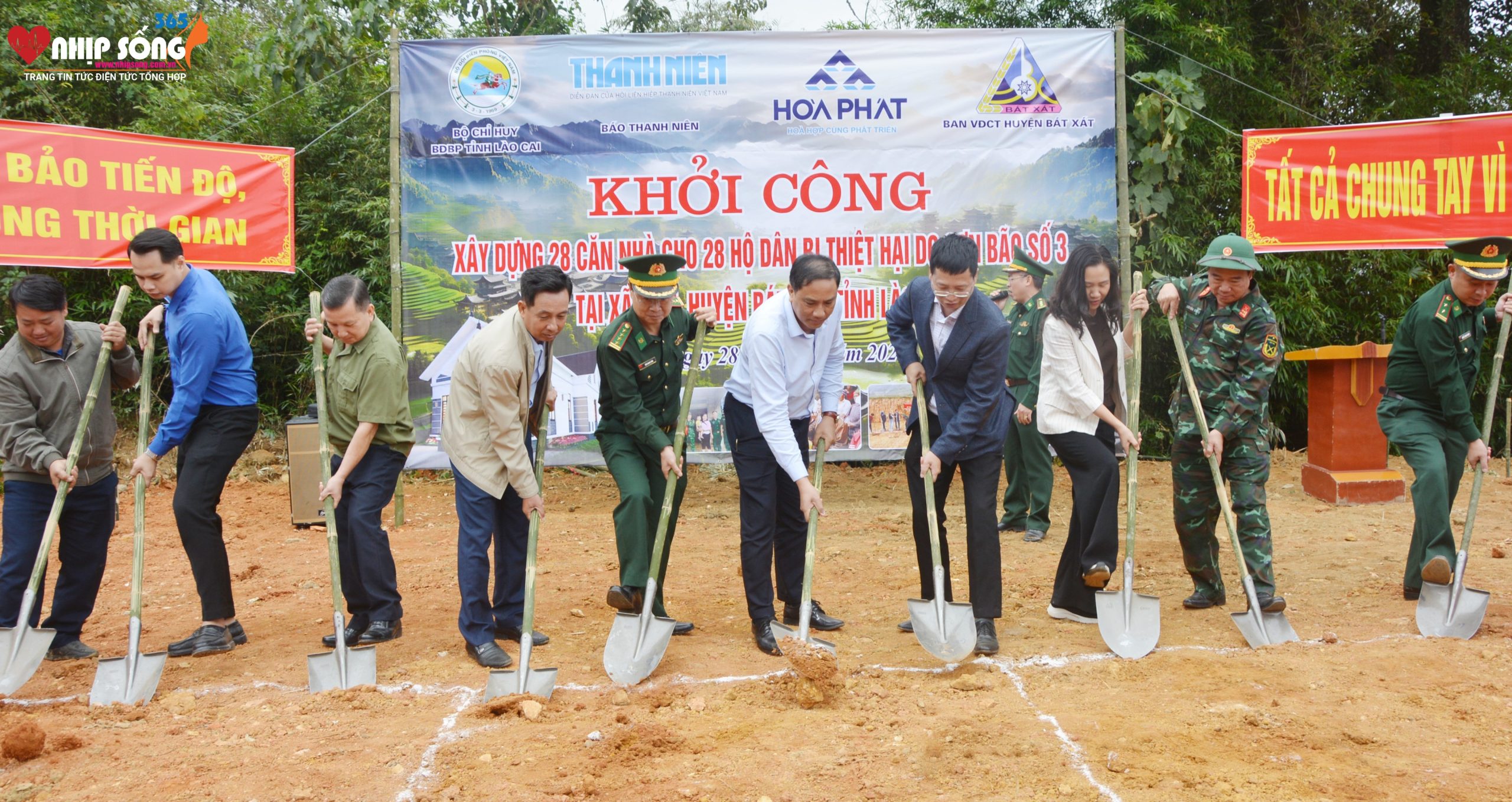 Bộ Chỉ huy Bộ đội Biên phòng tỉnh Lào Cai kết nối với các mạnh thường quân khởi công xây dựng nhà cho người dân vùng lũ.