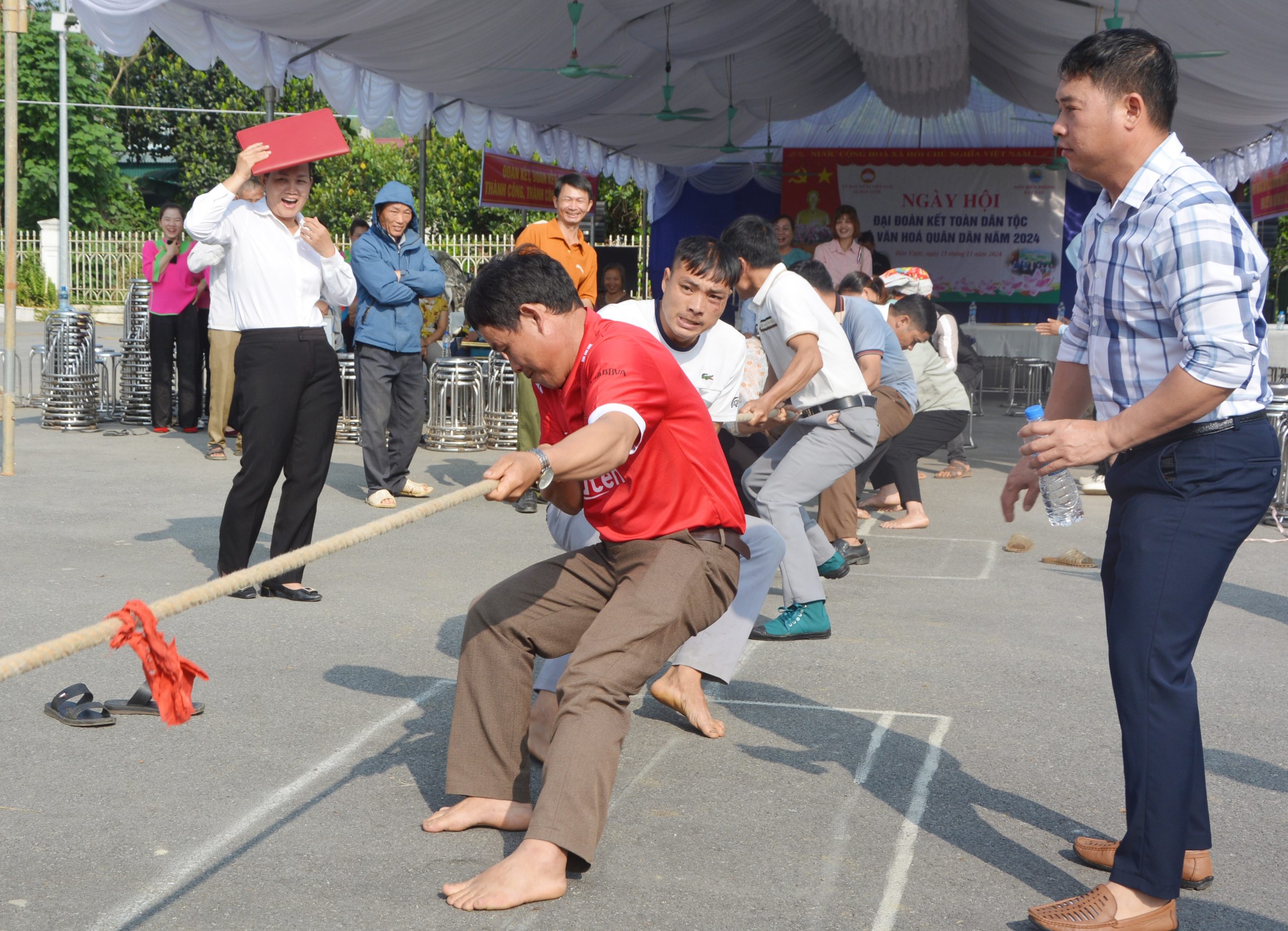 Người dân trong thôn tích cực tham gia các hoạt động văn hóa, thể thao (Ảnh Báo Lào Cai).