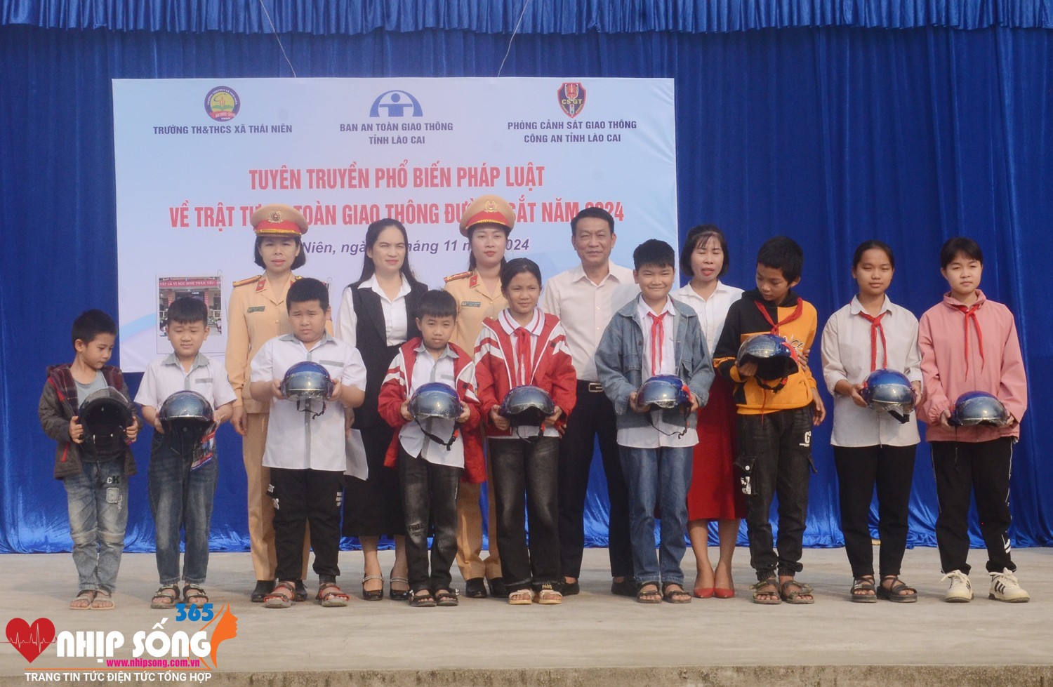 Ban An toàn giao thông tỉnh tặng mũ bảo hiểm cho học sinh có câu trả lời đúng trong phần tìm hiểu về an toàn giao thông đường sắt (Ảnh Báo Lào Cai ).