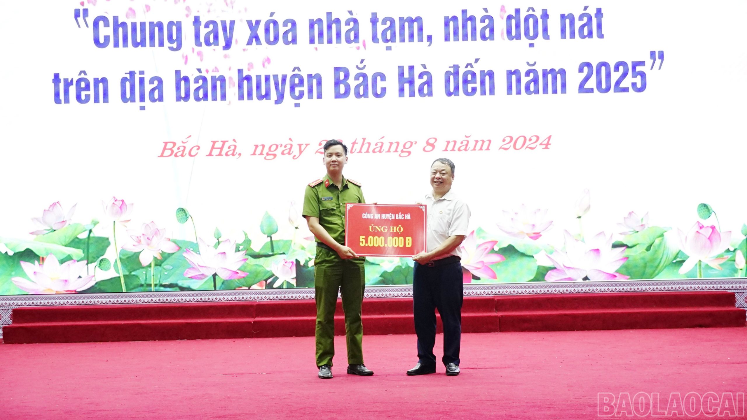 Các cơ quan, đơn vị trên địa bàn huyện Bắc Hà ủng hộ Phong trào thi đua "Xóa nhà tạm, nhà dột nát".