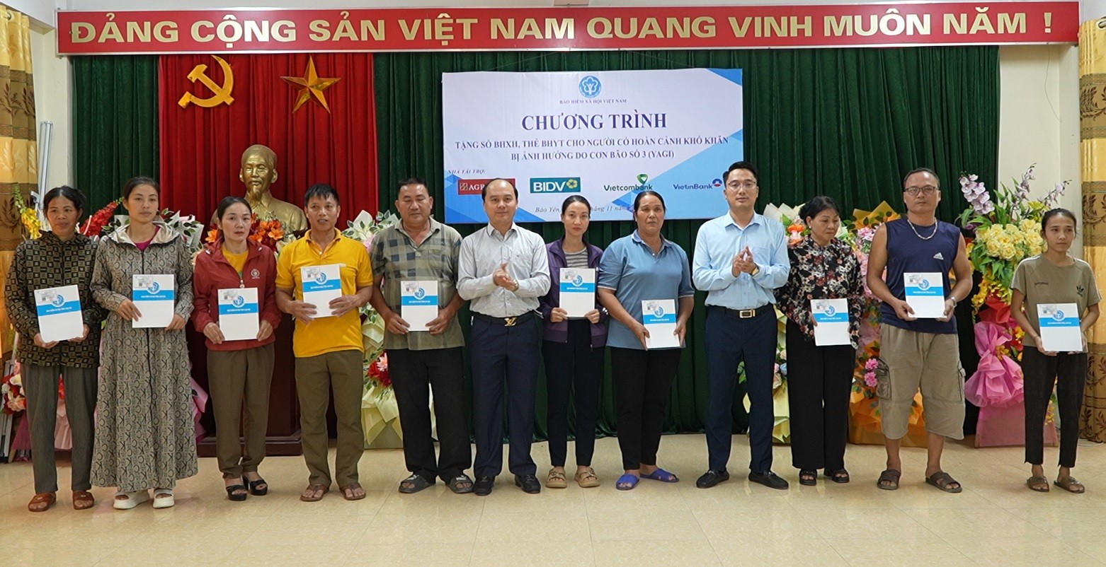 Đại diện BHXH tỉnh, Ngân hàng TMCP Công Thương Việt Nam chi nhánh Lào Cai trao sổ BHXH cho người dân (Ảnh Báo Lào Cai ).