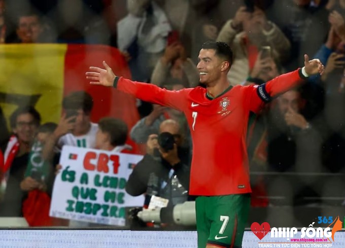 Cristiano Ronaldo ăn mừng sau khi lập siêu phẩm móc bóng trong trận Bồ Đào Nha thắng Ba Lan 5-0 trên sân Estadio do Dragao, Porto ngày 15/11.