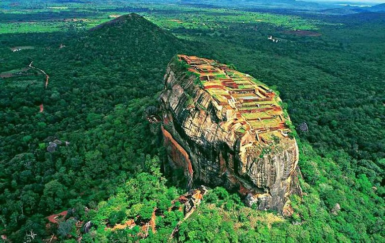 Sigiriya (có ý nghĩ là Đá Sư tử) bao gồm một ngôi thành cổ và cung điện bằng đá độc đáo nằm ở vùng Matale thuộc Sri Lanka.