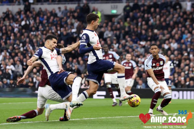 Johnson gỡ hòa cho Tottenham