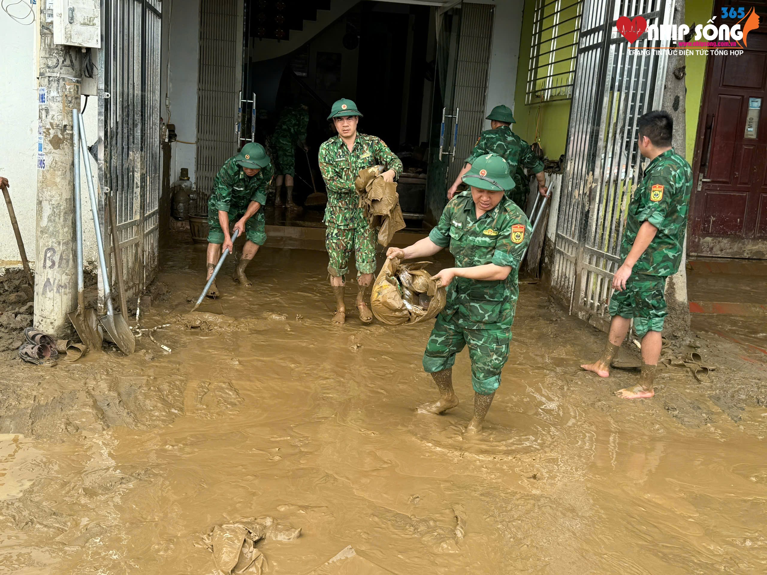 Bộ đội Biên phòng Lào Cai tham gia khắc phục hậu quả mưa lũ giúp người dân địa phương.