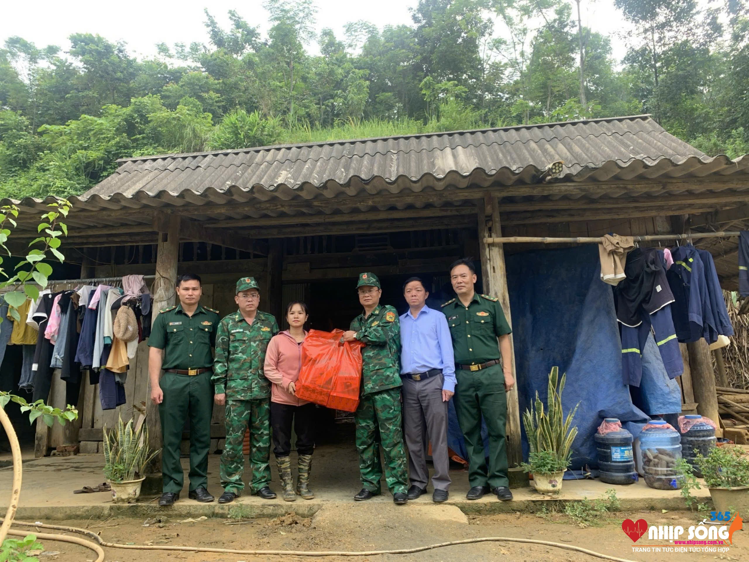 Lãnh đạo Bộ Chỉ huy Bộ đội Biên phòng tỉnh thăm hỏi, tặng quà người dân bị ảnh hưởng bởi thiên tai ở địa bàn biên giới.