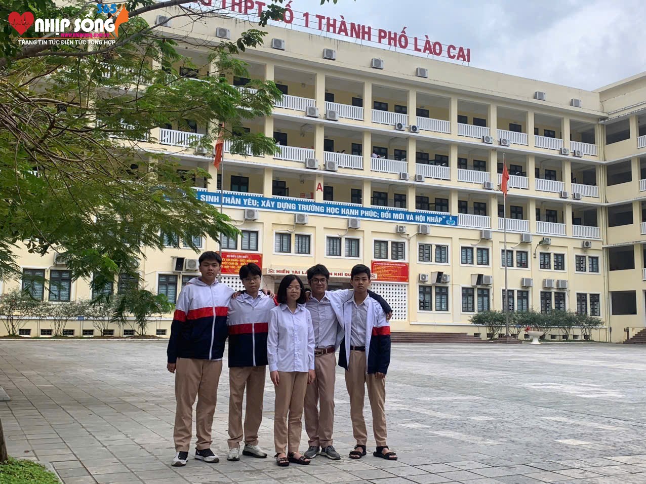 Nhóm học sinh: Phạm Tiến Thành, lớp 12A2; Trần Phương Thảo, lớp 11A2; Lê Anh Quân, lớp 11A2; Phạm Việt Hoàng, lớp 11A2; Trần Hoàng Phúc, lớp 11A2 với dự án "Ứng dụng nhựa tái chế và các chất phụ gia trong sản xuất gạch xây dựng" đã xuất sắc đạt giải Bạc.