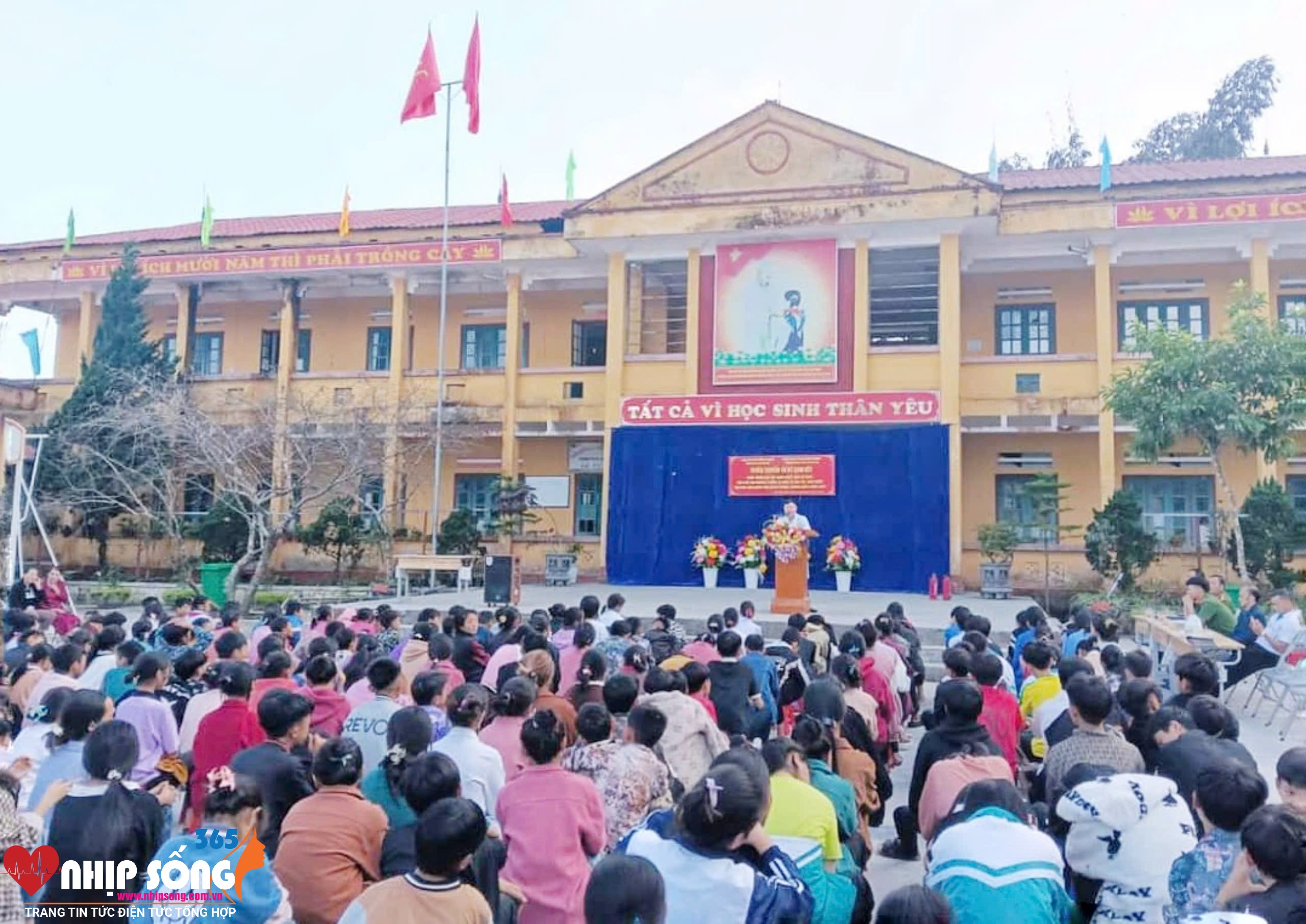 Cán bộ y tế truyền thông về phòng, chống tảo hôn, hôn nhân cận huyết thống (Ảnh Báo Lào Cai ).