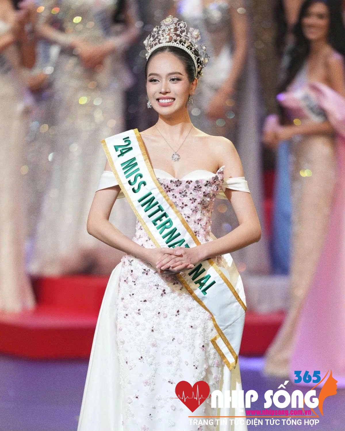 Hoa hậu Thanh Thủy tỏa sáng với chiếc vương miện dành cho Miss International.