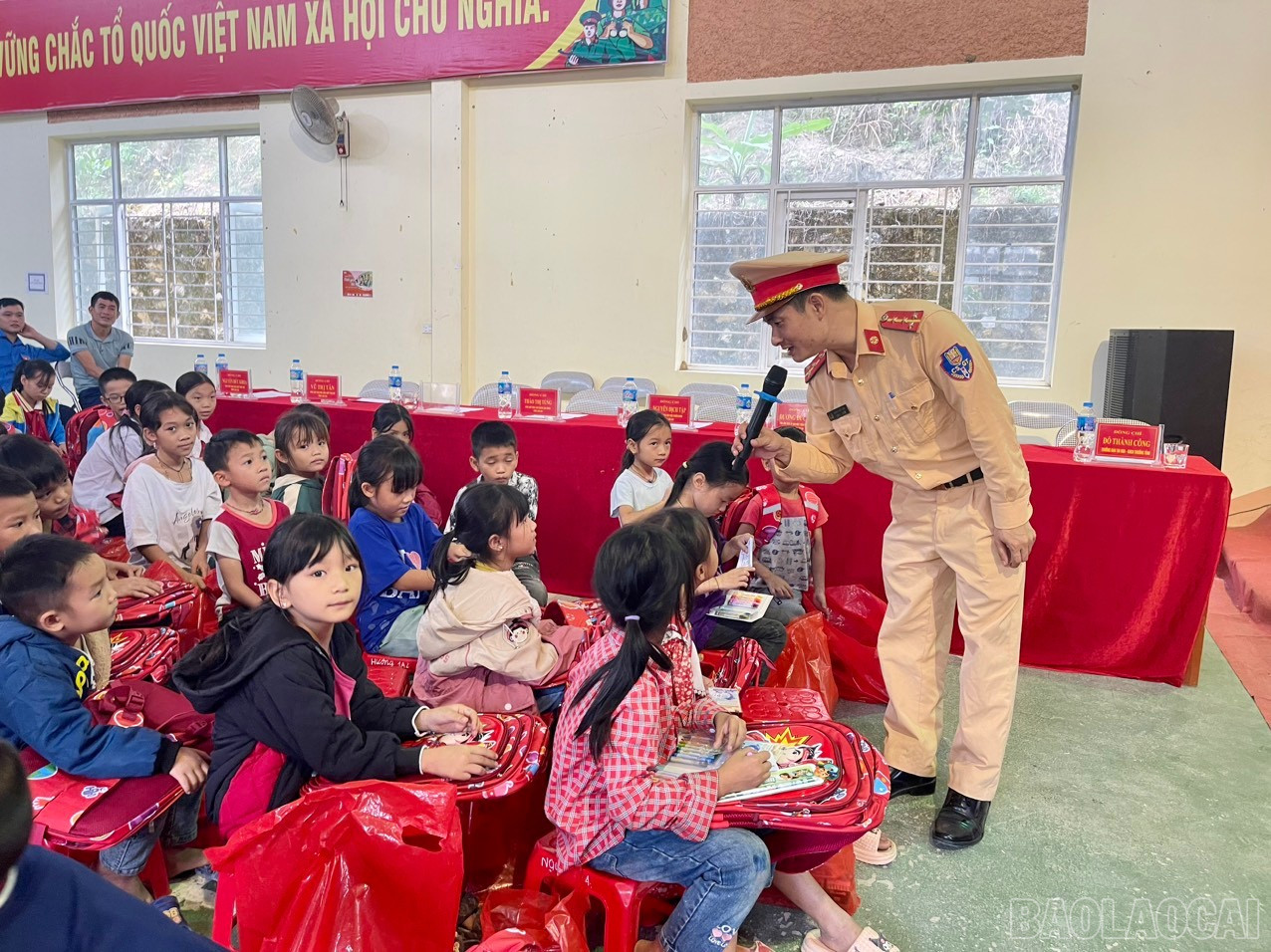 Công an huyện Bắc Hà tuyên truyền pháp luật về trật tự, an toàn giao thông cho người dân và học sinh.(Báo Lào Cai)