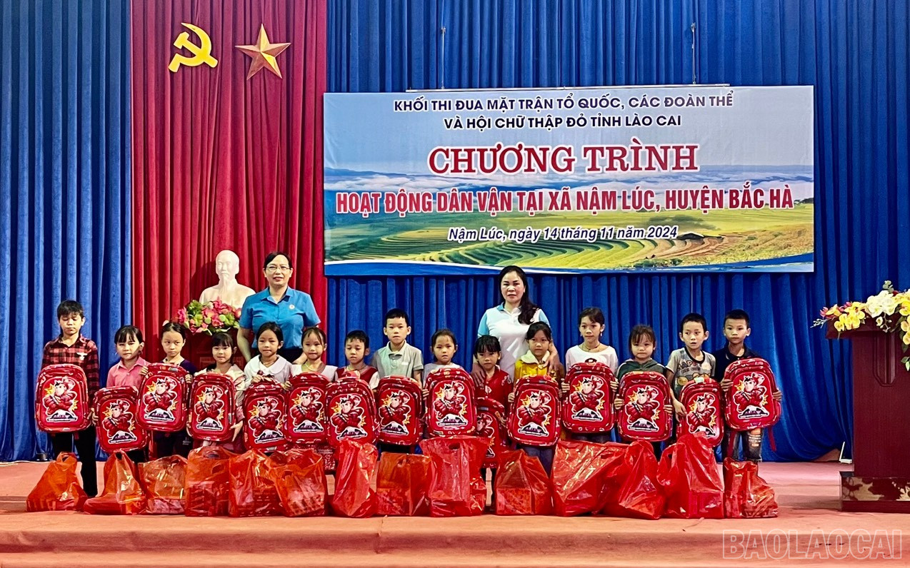 Trao quà cho các em thiếu nhi.(Báo Lào Cai)