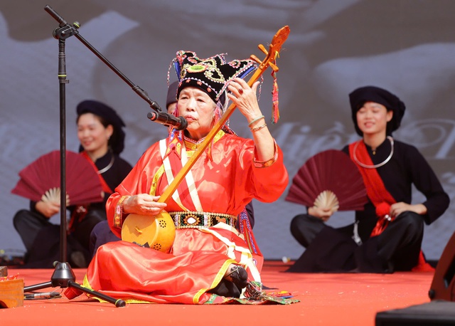 Nghệ nhân Chu Thị Thà biểu diễn tại Liên hoan nghệ thuật hát Then, đàn Tính các dân tộc Tày, Nùng, Thái lần thứ VII