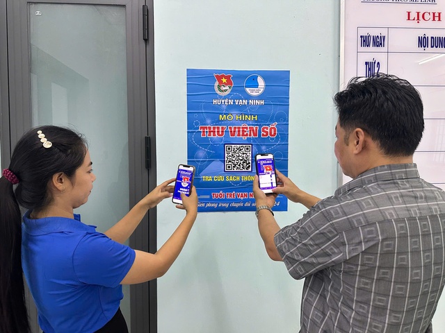 Chỉ cần dùng điện thoại thông minh rồi quét mã QR, bạn đọc có thể truy cập vào trang web do Huyện đoàn Vạn Ninh thực hiện với hơn 1.000 đầu sách điện tử có sẵn.