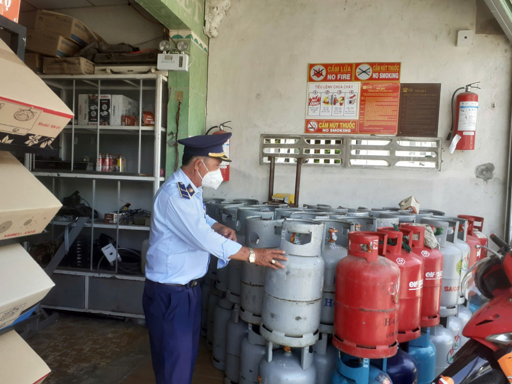 Công tác kiểm tra cửa hàng kinh doanh LPG tại huyện Cai Lậy