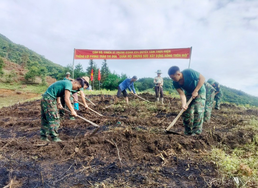 Giúp người dân đào rạch trồng chè tại huyện Bát Xát (Ảnh Báo Lào Cai).