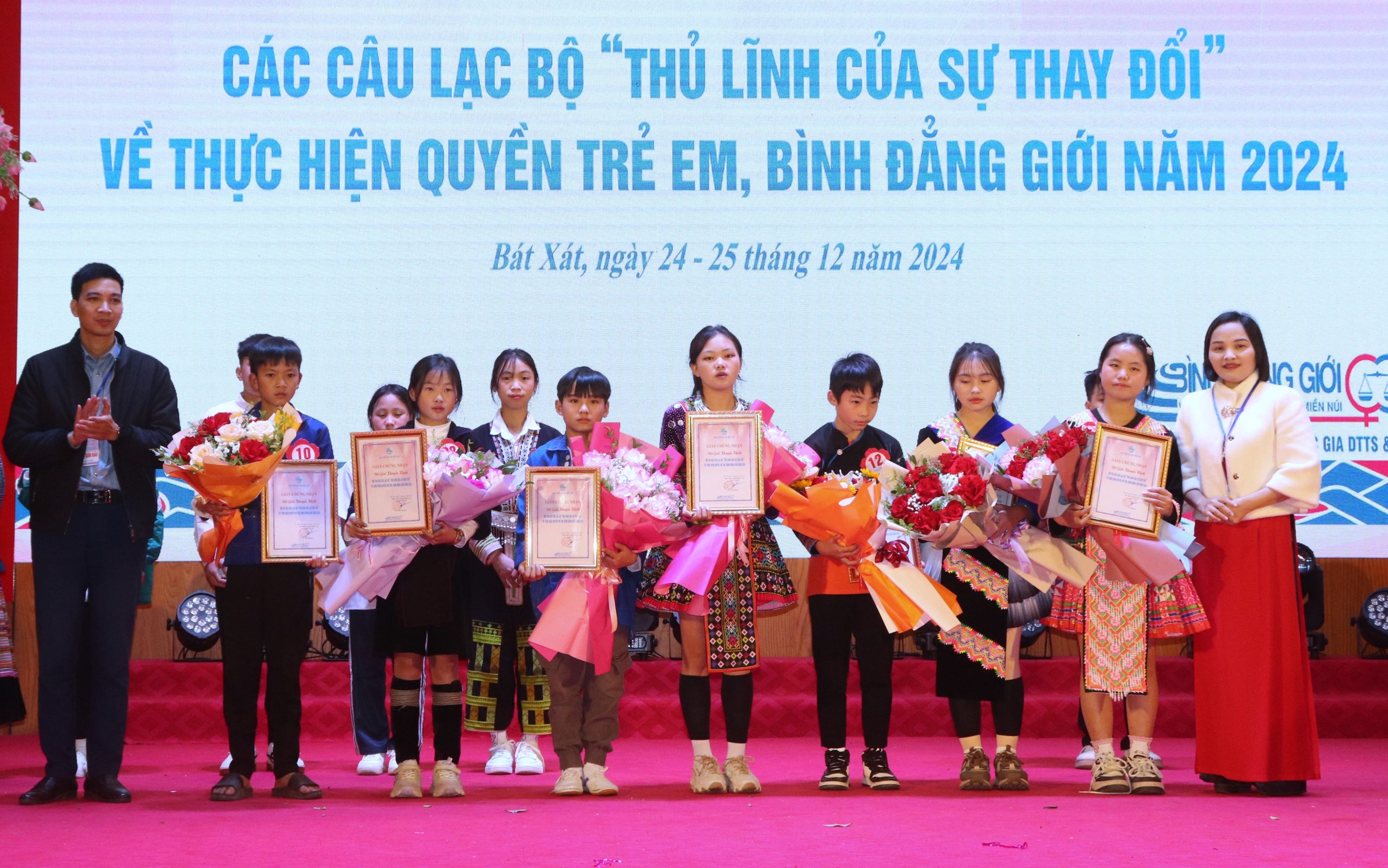 Trao giải cho các đội tham gia (Ảnh Báo Lào Cai)