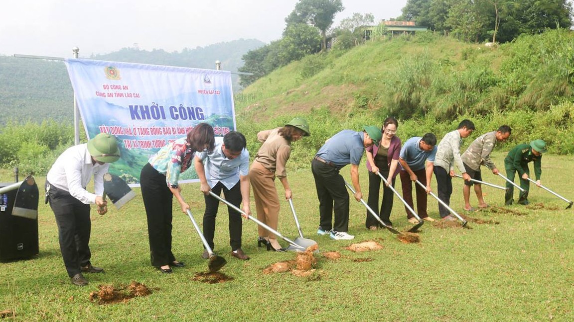 Khởi công làm nhà cho các hộ dân xã Trịnh Tường (Ảnh Báo Lào Cai).