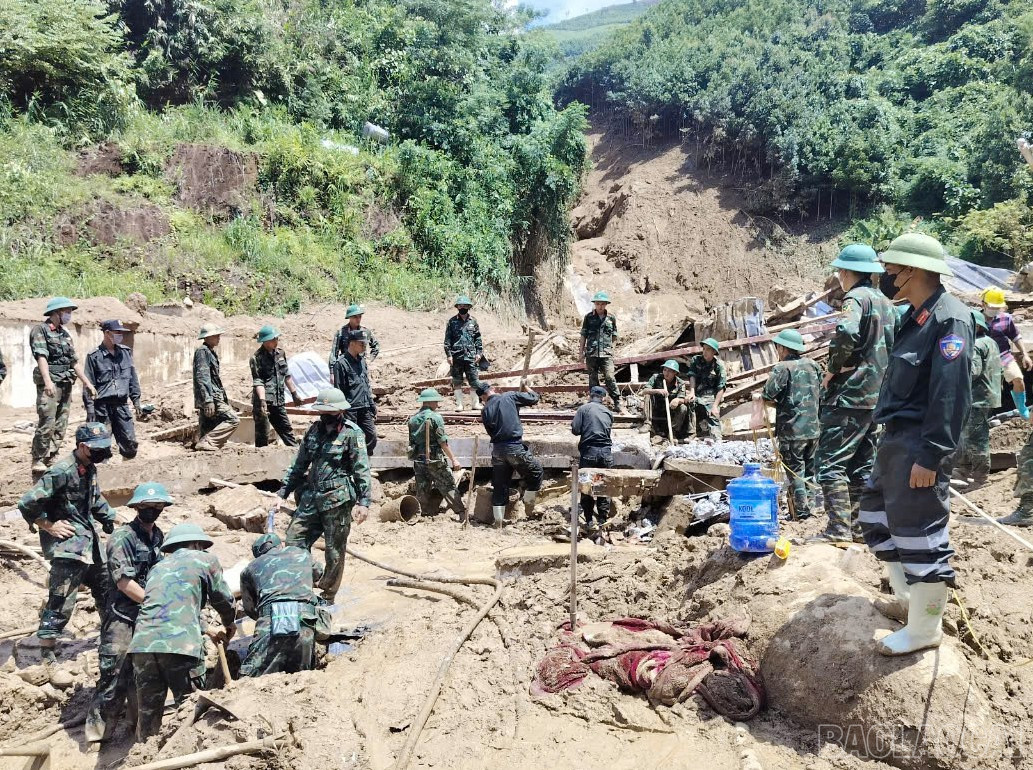 Bộ đội tham gia tìm kiếm cứu nạn tại xã Nậm Lúc, huyện Bắc Hà (Ảnh Báo Lào Cai)