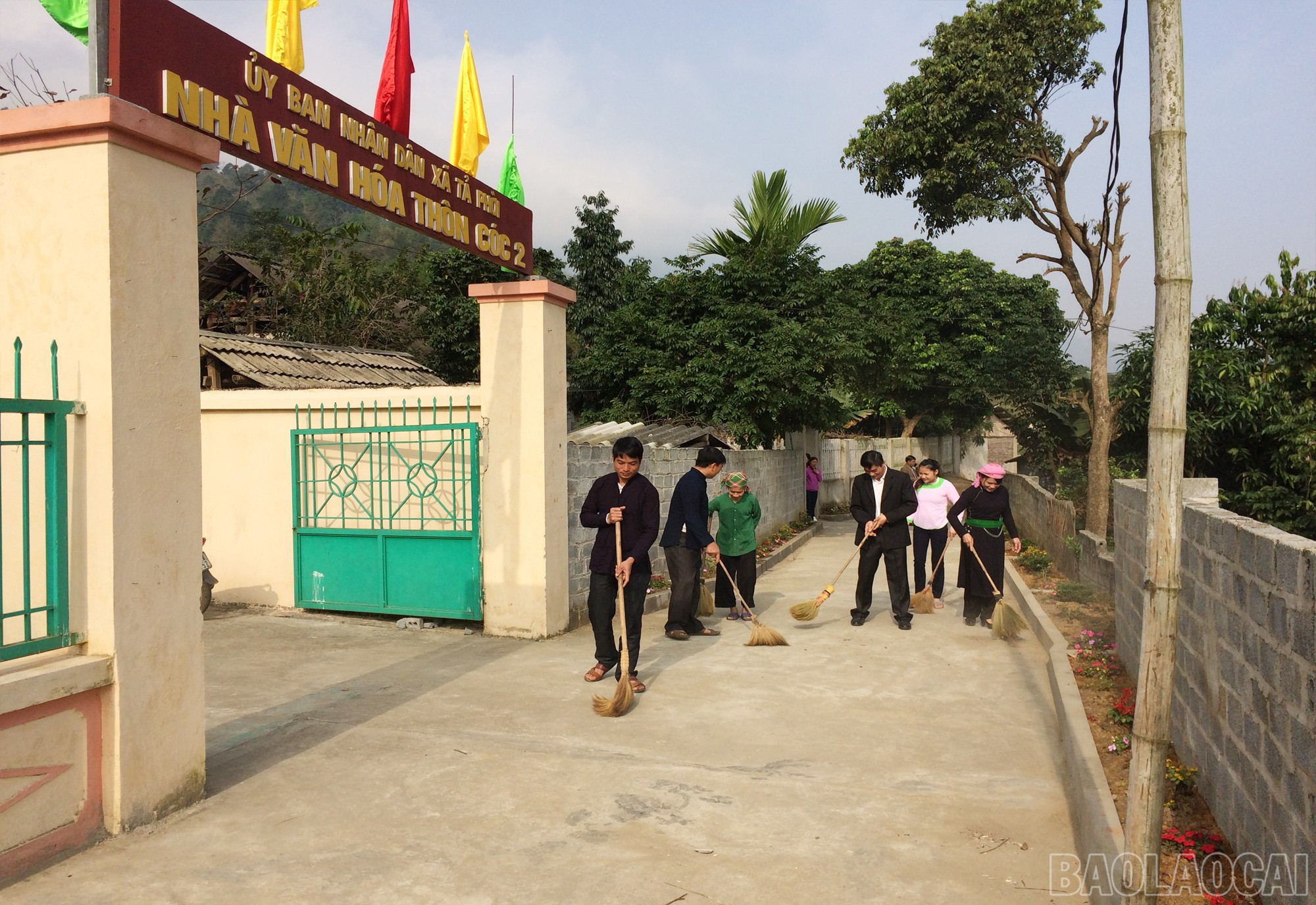 Người dân tích cực bảo vệ môi trường, giữ gìn vệ sinh đường làng, ngõ xóm, tạo nên không gian sống xanh, sạch, đẹp.( Ảnh Báo Lào Cai ) 