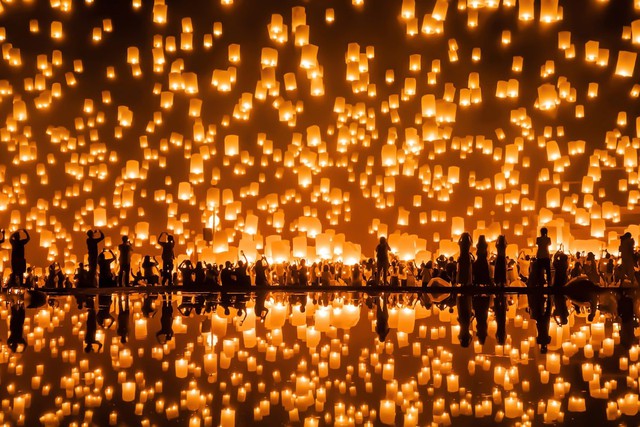 Trong lễ hội truyền thống Loy Krathong ở Chiang Mai, người dân Thái Lan thả đèn lồng hoặc đèn bay trên trời để thờ phụng xá lợi Phật với sự phản chiếu. Ảnh: Getty Images.