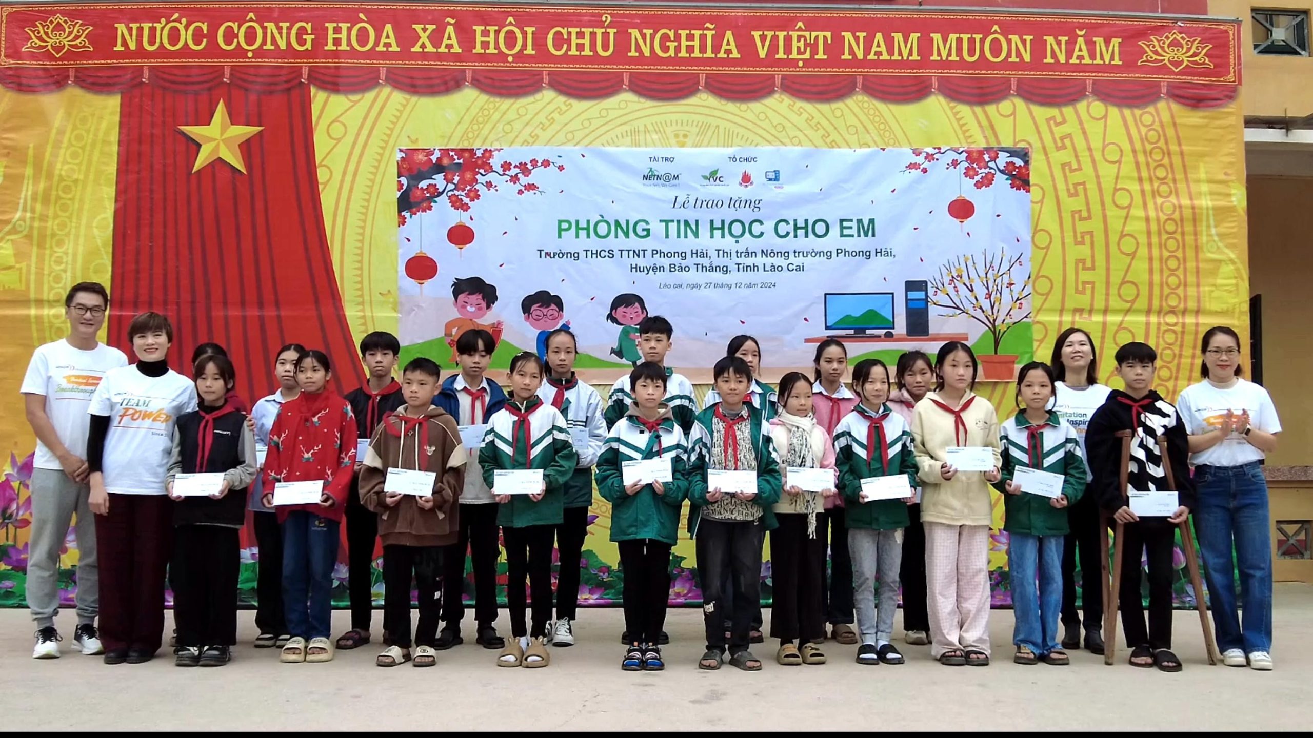 Trao học bổng cho học sinh. Ảnh Báo Lào Cai 