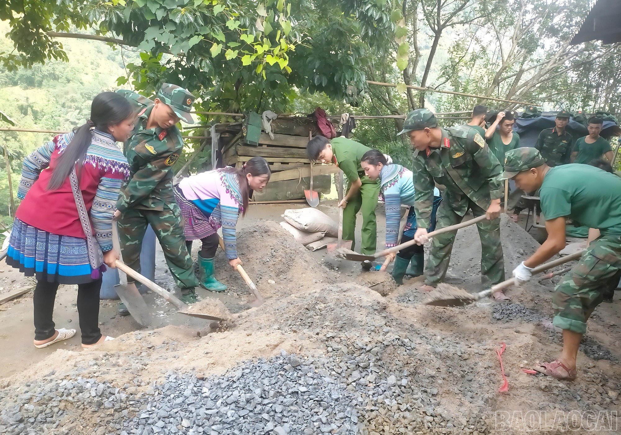 Bộ đội giúp dân đổ bê tông đường giao thông nông thôn (Ảnh Báo Lào Cai).