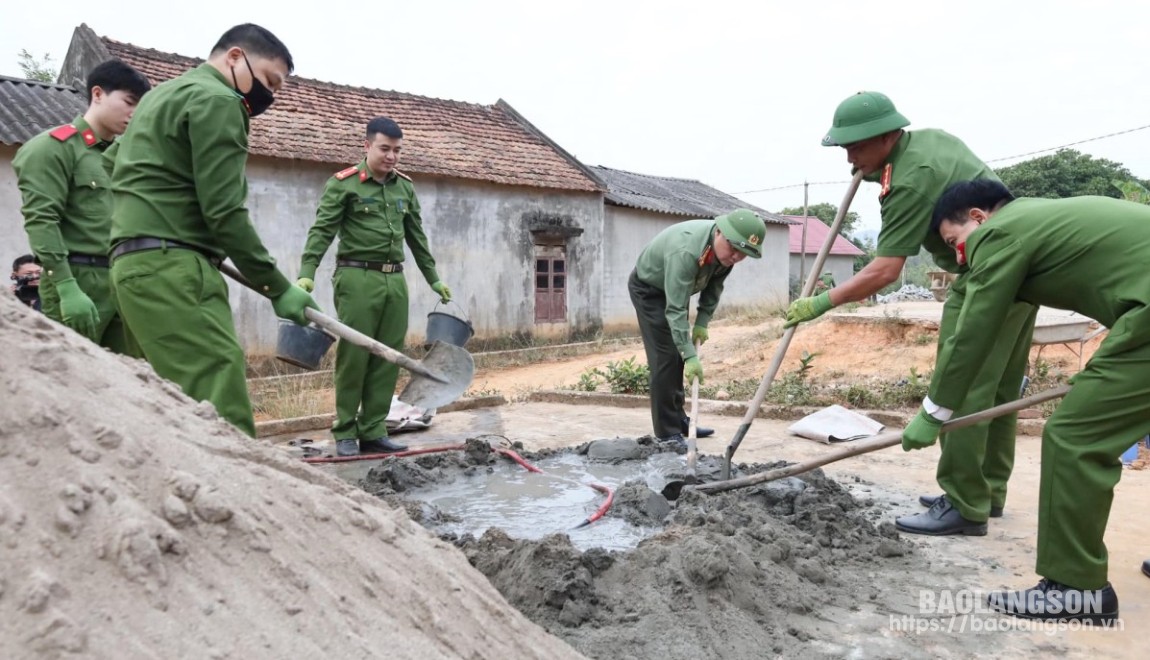  Lãnh đạo Công an tỉnh và các CBCS tham gia hỗ trợ xây dựng nhà cho người dân tại huyện Lộc Bình