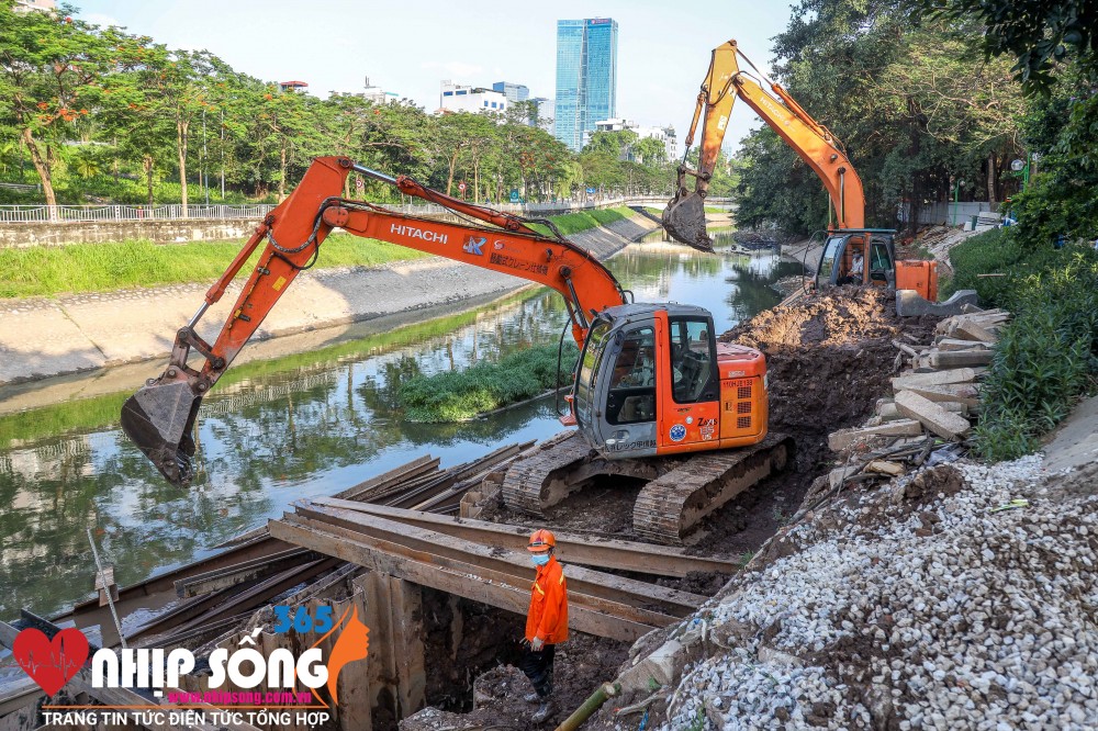 Cận cảnh thi công hệ thống cống ngầm gom nước thải 'giải cứu' sông Tô Lịch