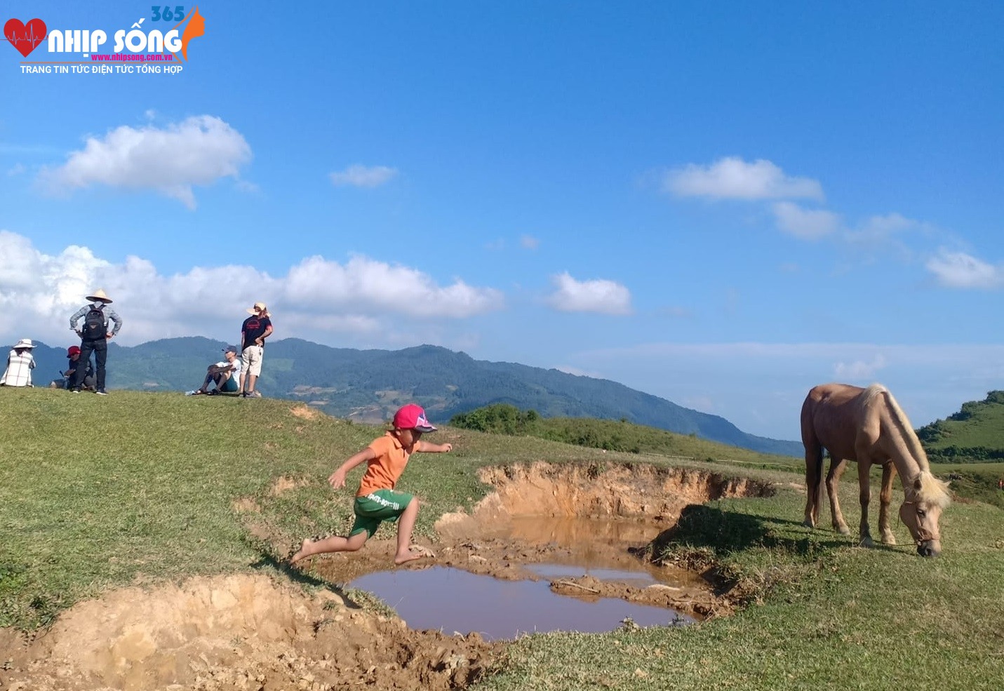 Tiếng vó ngựa gắn bó mật thiết trong đời sống sinh hoạt thường ngày và cả trong đời sống tinh thần của đồng bào các dân tộc trên cao nguyên trắng Bắc Hà.