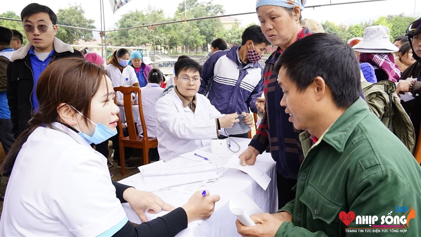 Trung tâm Y tế và Bệnh viên Đa khoa huyện tổ chức khám, phát thuốc cho người dân