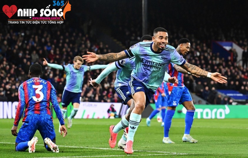 Arsenal đại thắng Crystal Palace, thắp sáng cuộc đua vô địch Ngoại hạng Anh 2024/25 3 Gabriel Jesus đã có hiệp 1 chói sáng (Ảnh: Getty).