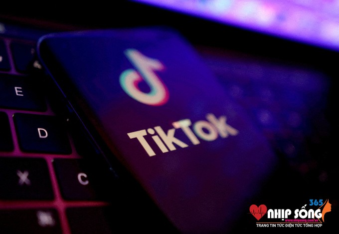 Logo ứng dụng TikTok hiển thị trên màn hình điện thoại một người dùng hồi tháng 8/2022. Ảnh: Reuters