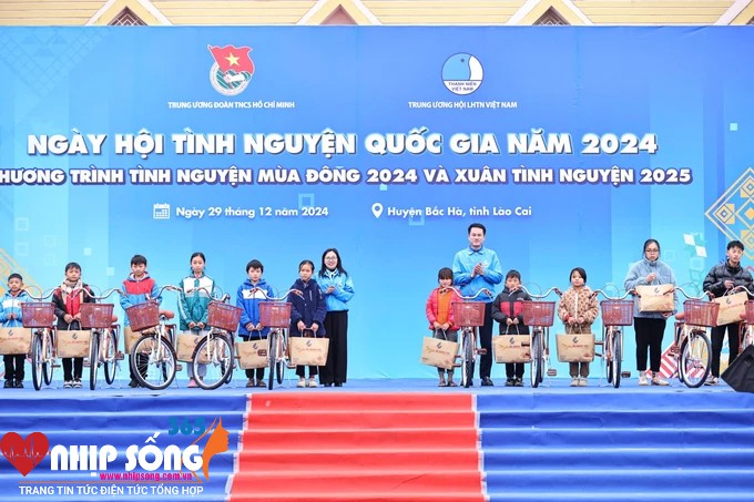 Tặng xe đạp cho học sinh tới trường