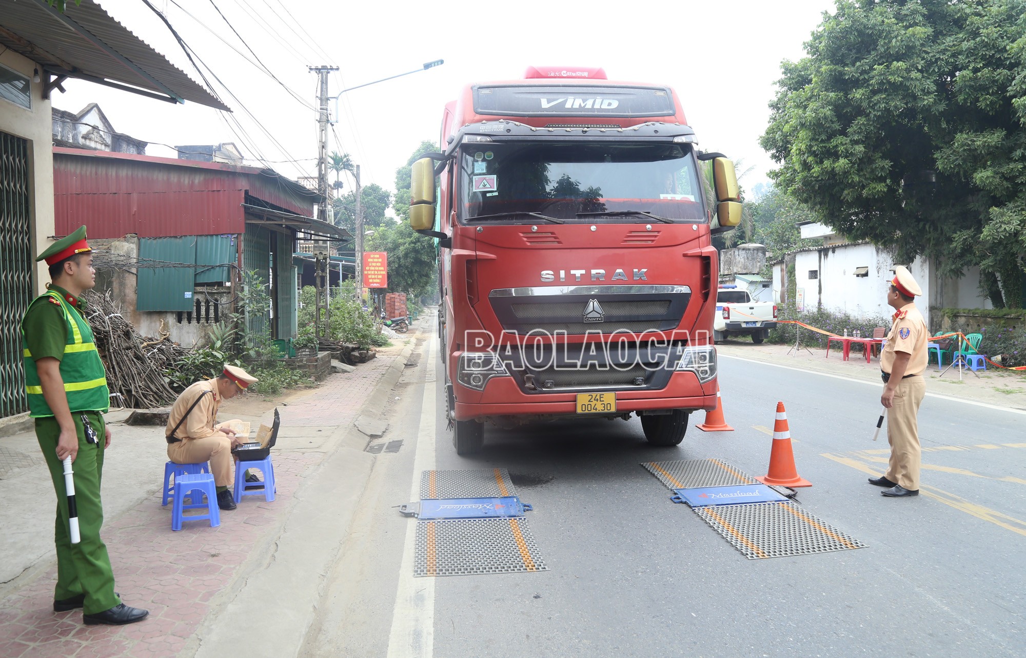 Kiểm tra tải trọng phương tiện vận tải hàng hóa.