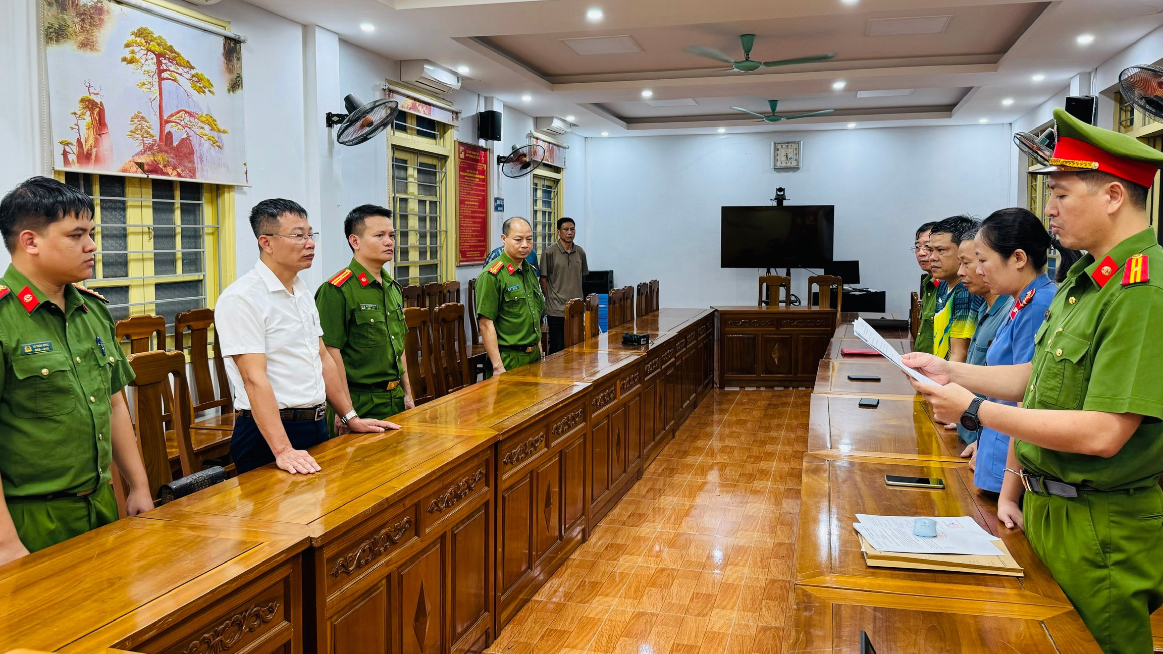 Lực lượng chức năng thi hành lệnh bắt và tạm giam đối tượng Nguyễn Duy Tuấn (Ảnh Báo Lào Cai)