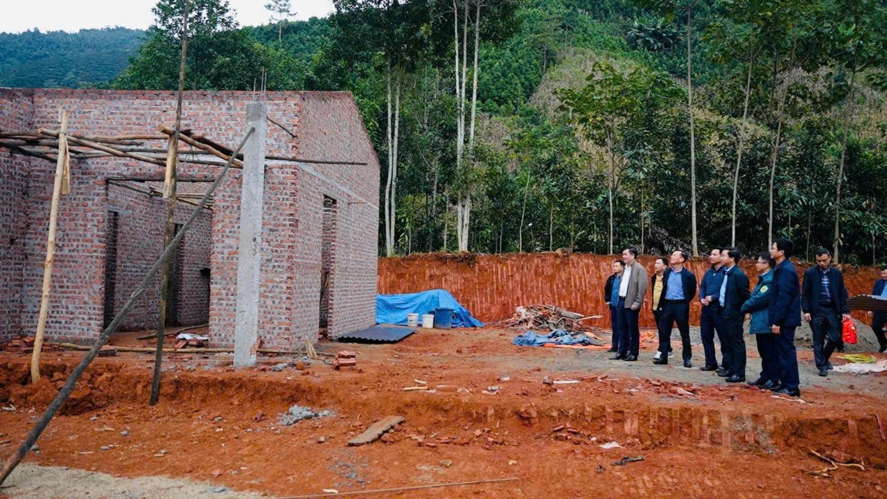 anh 5 lanh dao huyen bao thang kiem tra xay nha tai xa tri quang