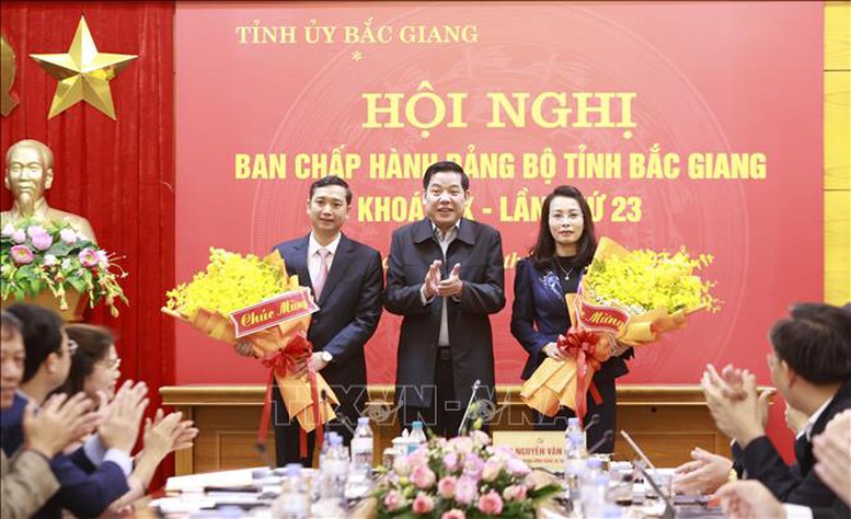 Bí thư Tỉnh ủy Bắc Giang Nguyễn Văn Gấu tặng hoa chúc mừng Phó Bí thư Thường trực Tỉnh uỷ Nguyễn Thị Hương (phải) và Phó Bí thư Tỉnh ủy Nguyễn Việt Oanh (trái) - Ảnh: TTXVN